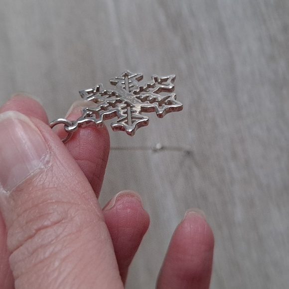 Authentic Tiffany & Co. Snowflake pendant necklace - Picture 8 of 16